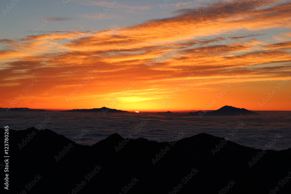 雄山の頂上から見た早朝の雲海