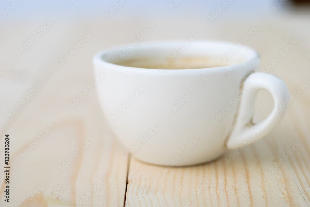 Obraz premium Cup of coffee on wooden table