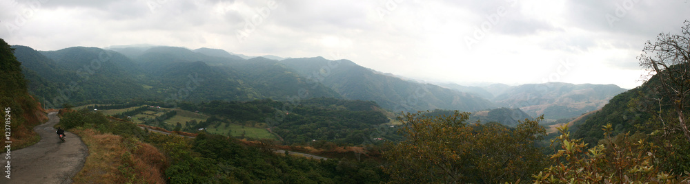 Obraz premium Moto sur route de montagne au coeur de la foret tropicale