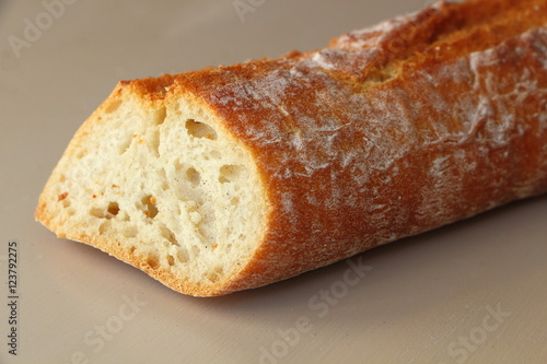 Demi baguette de pain photo