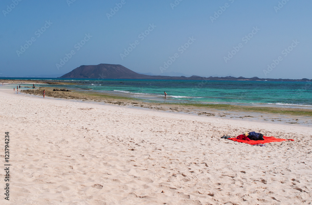 Fuerteventura, Isole Canarie: la bassa marea su Grande Playas beach, una delle spiagge più famose per il surf e il kitesurf, con vista sull'isolotto di Lobos il 31 agosto 2016 Fuerteventura, Isole Canarie: la bassa marea su Grande Playas beach, una delle spiagge più famose per il surf e il kitesurf, con vista sull'isolotto di Lobos il 31 agosto 2016
