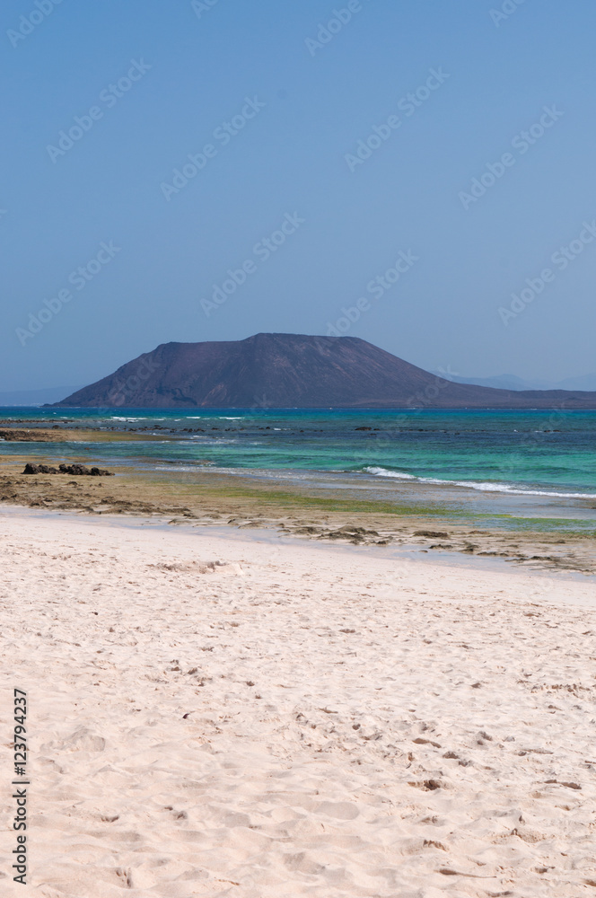 Fuerteventura, Isole Canarie: la bassa marea su Grande Playas beach, una delle spiagge più famose per il surf e il kitesurf, con vista sull'isolotto di Lobos il 31 agosto 2016 