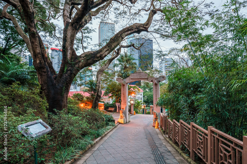Obraz premium The Hong Kong Zoological and Botanical Gardens enrance archway