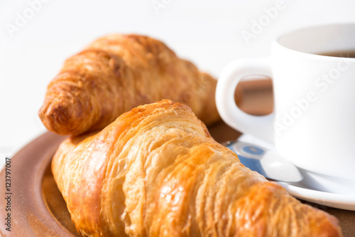 Frische Croissants und eine Tasse Kaffee