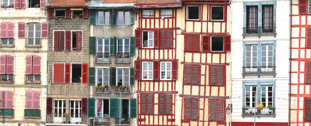 Bayonne : Façades le long de la Nive / Pays Basque - France