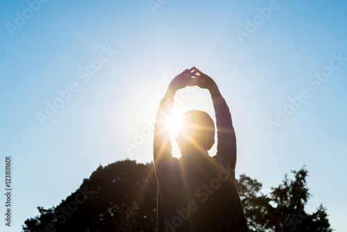 ストレッチをする女性