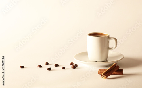 tazza di caffè su chicchi di caffè e cannella