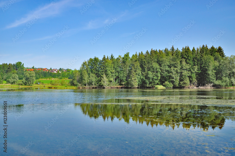 Fototapeta premium der beliebte Badesee Grüntensee bei Hindelang im Oberallgäu,Bayern,Deutschland