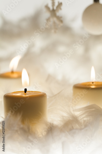 décoration blanche et bougies pour Noël