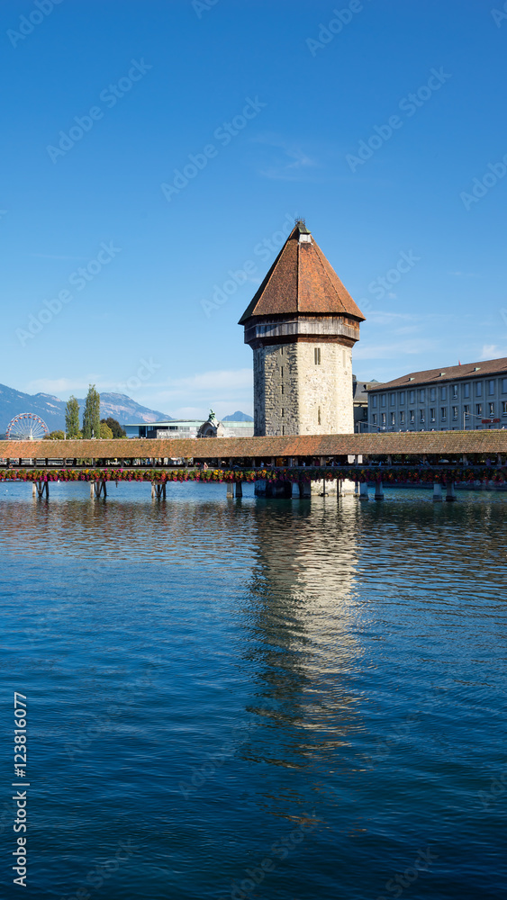 Kapellbrücke und Wasserturm in Luzern, Schweiz mit Spiegelungen in der Reuß.
