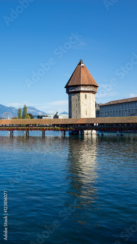 Kapellbrücke und Wasserturm in Luzern, Schweiz mit Spiegelungen in der Reuß. 