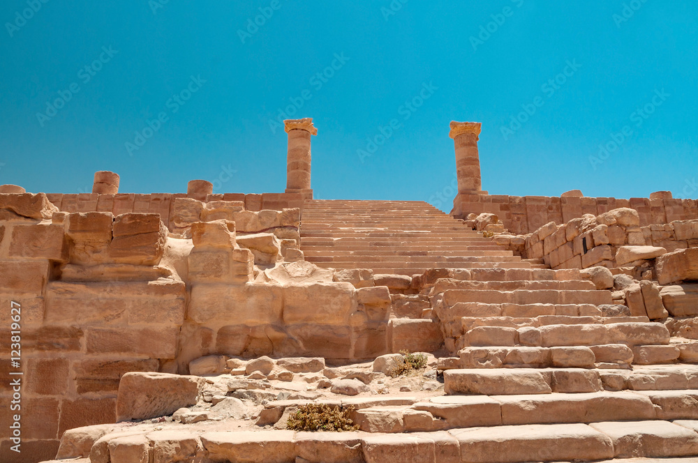 Fototapeta premium panoramic view to the ruins of the roman great temple in ancient petra, jordan