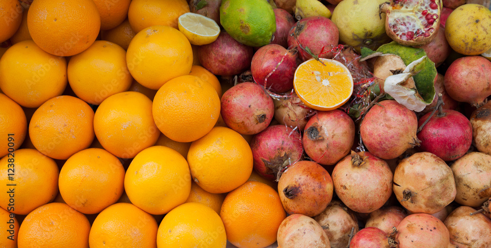 Mercato, baco frutta, arance e melograni Mercato, baco frutta, arance e melograni