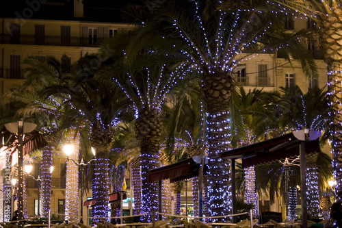 ville éclairée avec des palmiers pour Noël