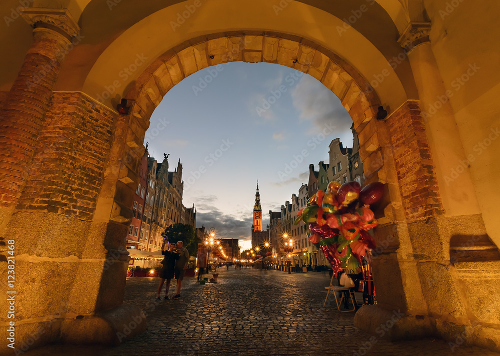 Fototapeta premium View on the old town of Gdansk through the arch