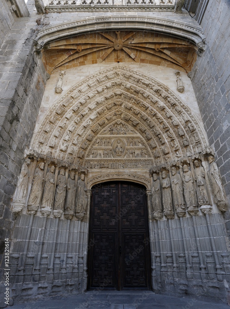 Puerta norte,de los Apóstoles en Catedral de Cristo Salvador de Ávila  templo de culto católico  Castilla y León, España. Fué fortaleza, y su ábside uno de los cubos de la muralla de la ciudad.