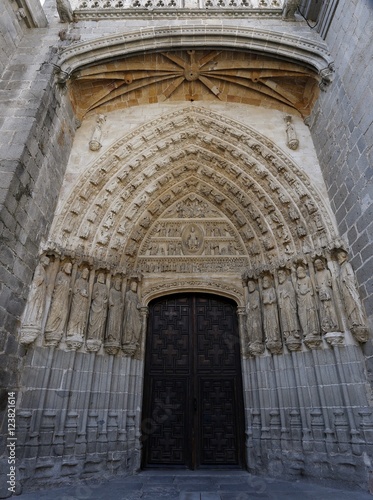 Puerta norte,de los Apóstoles en Catedral de Cristo Salvador de Ávila templo de culto católico Castilla y León, España. Fué fortaleza, y su ábside uno de los cubos de la muralla de la ciudad.