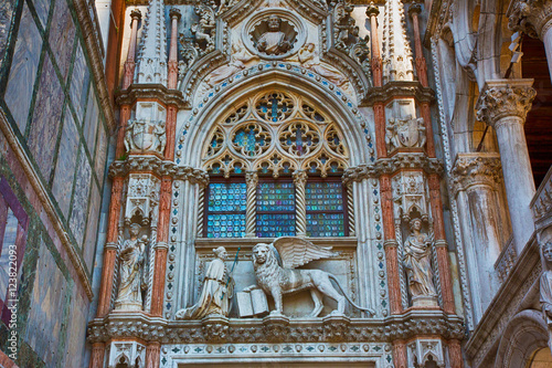 Foto Porta della Carta of the Doges Palace. Venice. Italy