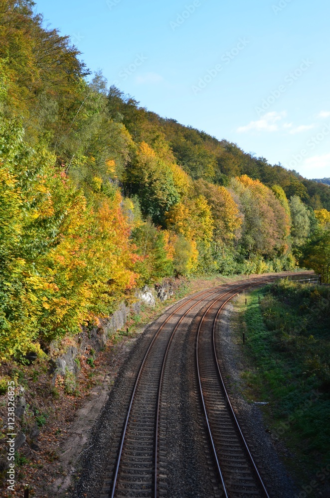 Bahnschienen - Bahngleise am Herbstwald - herbstliche Natur Bahnschienen - Bahngleise am Herbstwald - herbstliche Natur