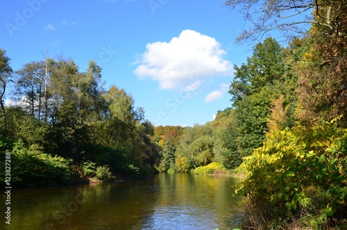 Herbst am Fluss - Herbstwald - Himmelblau