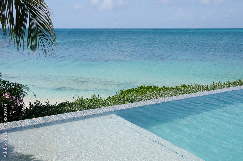 Lines formed by infinity pool and horizon at Cocobay