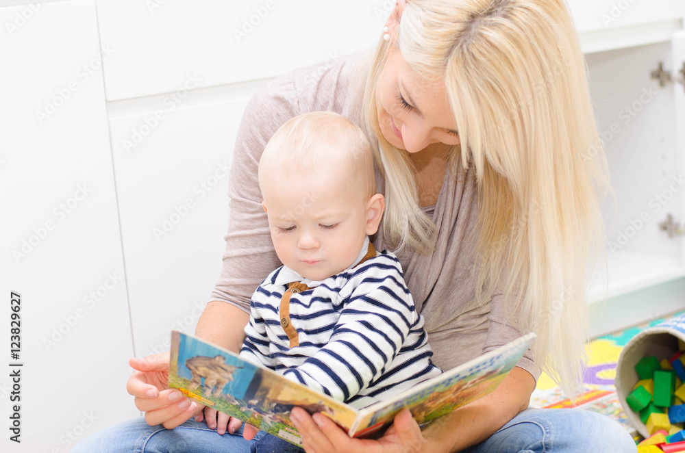 Mutter und Sohn beim Vorlesen Mutter und Sohn beim Vorlesen