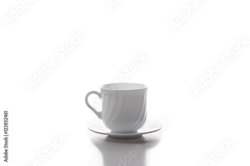 Taza de café con  plato  blanca