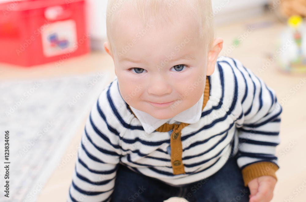 Fototapeta premium Kleiner Junge lächelt frech