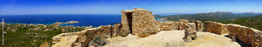 Point de vue sur la mer d'une terrasse au sommet d'une tour génoise Corse