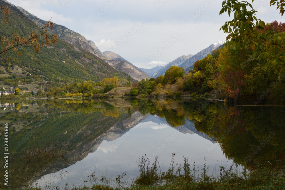 Preciosa vista del lago de Eriste en otoño tras las primeras nieves
