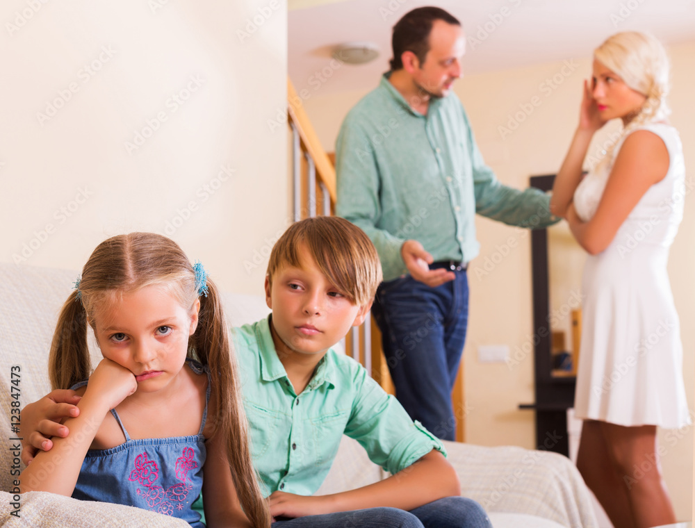 Obraz premium Unhappy siblings and quarrel parents
