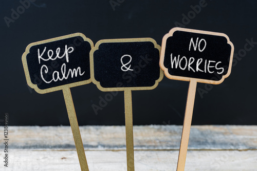 Obraz na płótnie Keep Calm and No Worries message written with chalk on mini blackboard labels w salonie