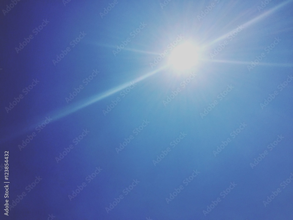 Blue skies and sun beams - obrazy, fototapety, plakaty 
