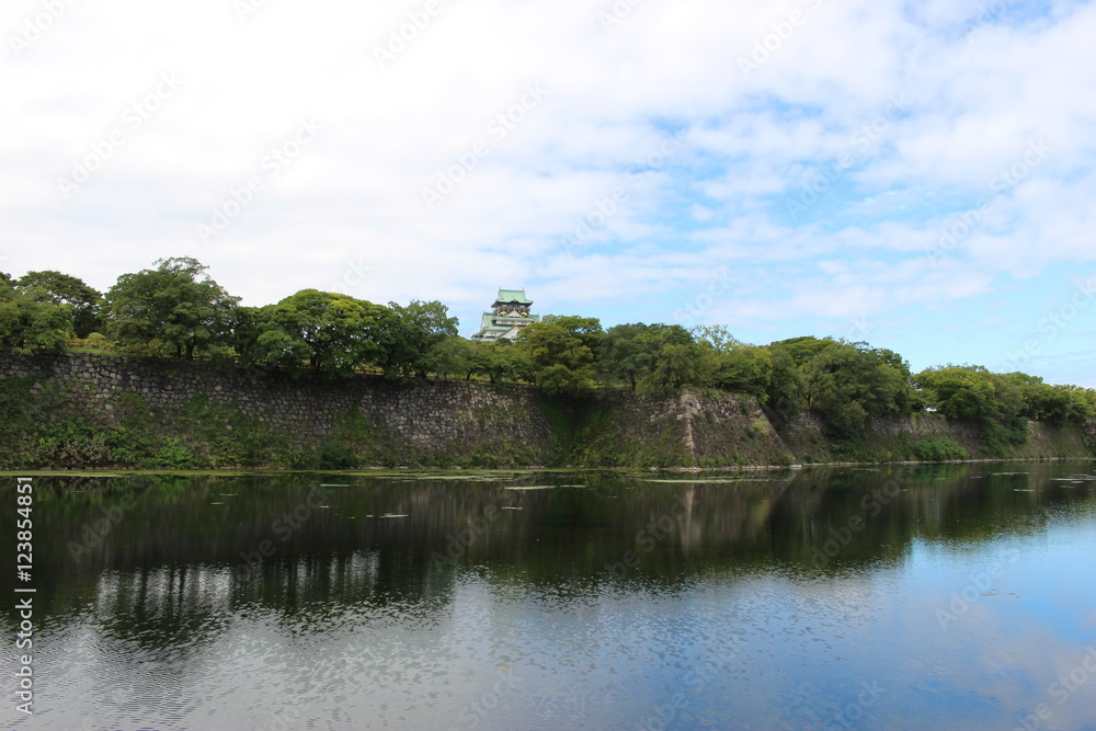 大阪城天守閣を外堀から眺める