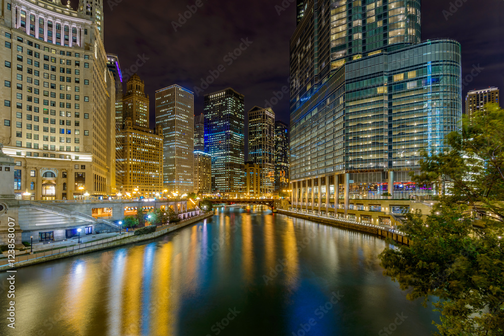 Naklejka premium Chicago River skyline z miejskimi drapaczami chmur w nocy, IL, USA