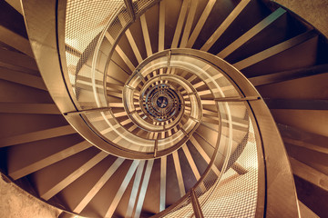 Fotobehang Trappen Spiraaltrap in historische toren  © Simon Dannhauer