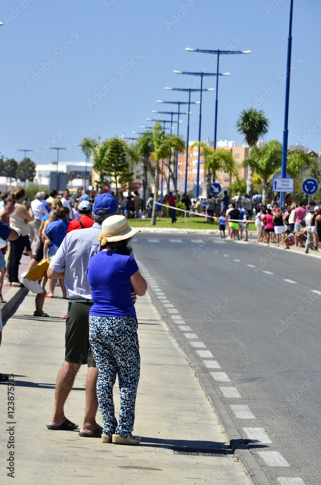 Espectadores esperando una carrera ciclista.