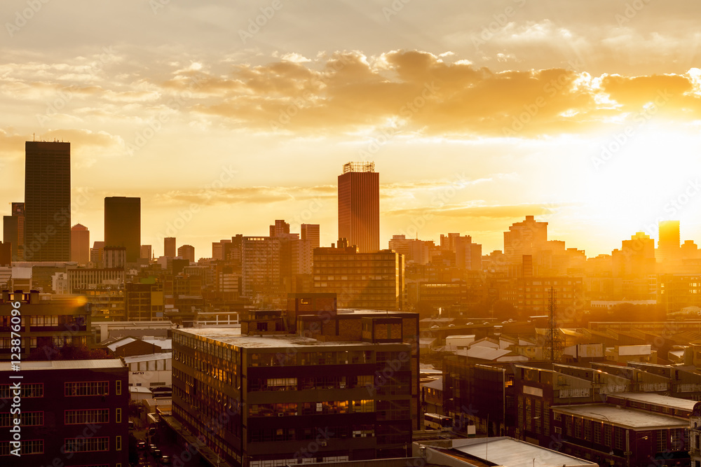 Obraz premium Miasto podczas ciepłego zachodu słońca