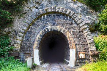 Fotobehang Tunnel Oude treintunnel met spoorrails  © TTstudio