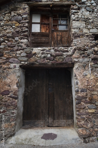 Vieille porte en bois d’une grange de village en montagne