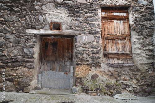 Vieille porte en bois d’une grange de village en montagne