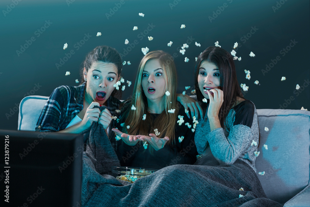 Obraz premium Scared teenage watching movies