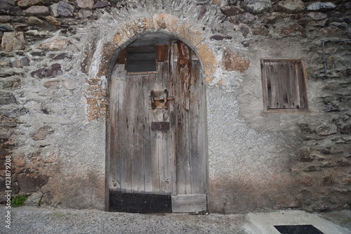 Vieille porte en bois d’une grange de village en montagne photo