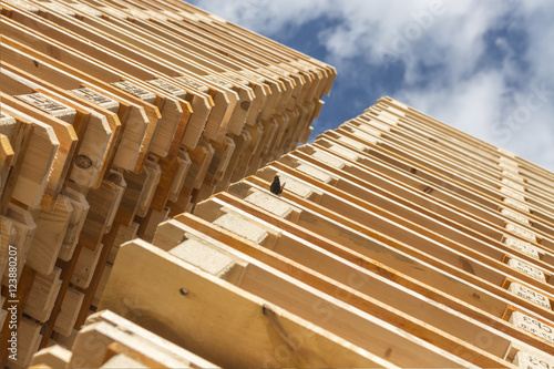 Europaletten vor blauem Himmel