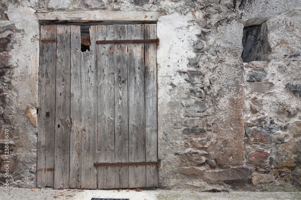 Vieille porte en bois d’une grange de village en montagne Vieille porte en bois d’une grange de village en montagne