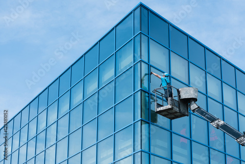 Fotografie Cleaning skyscrapers outside with a crane