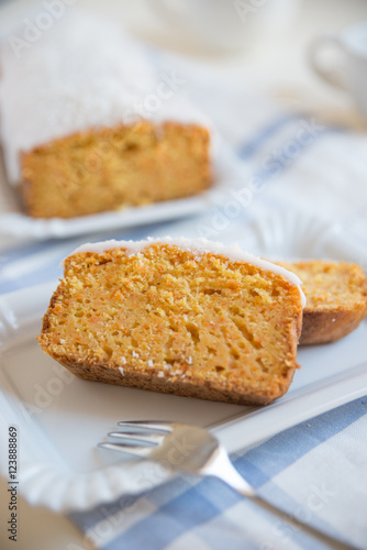 Möhren Kuchen mit Zuckerglasur 