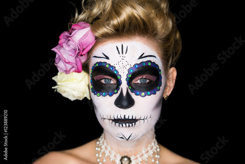 attraktive junge Frau mit Sugar Skull Make-Up 
