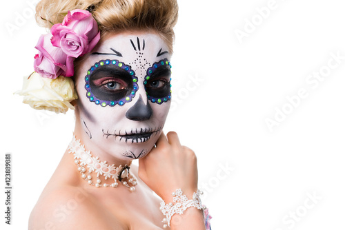 attraktive junge Frau mit Sugar Skull Make-Up 