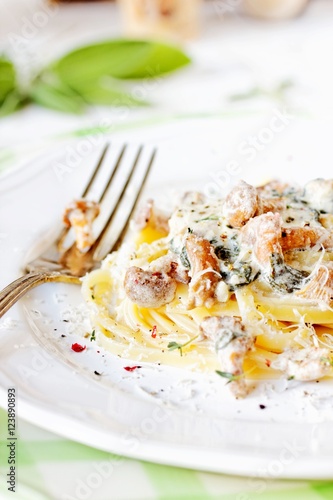Pasta with chanterelles and spinach